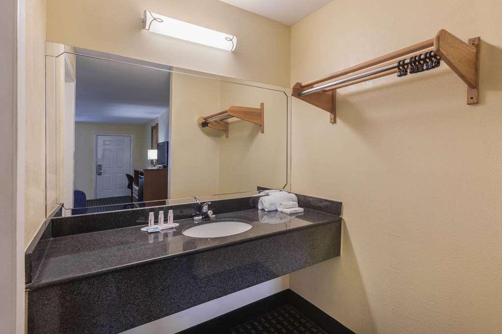 Travelodge By Wyndham Natchitoches Room photo
