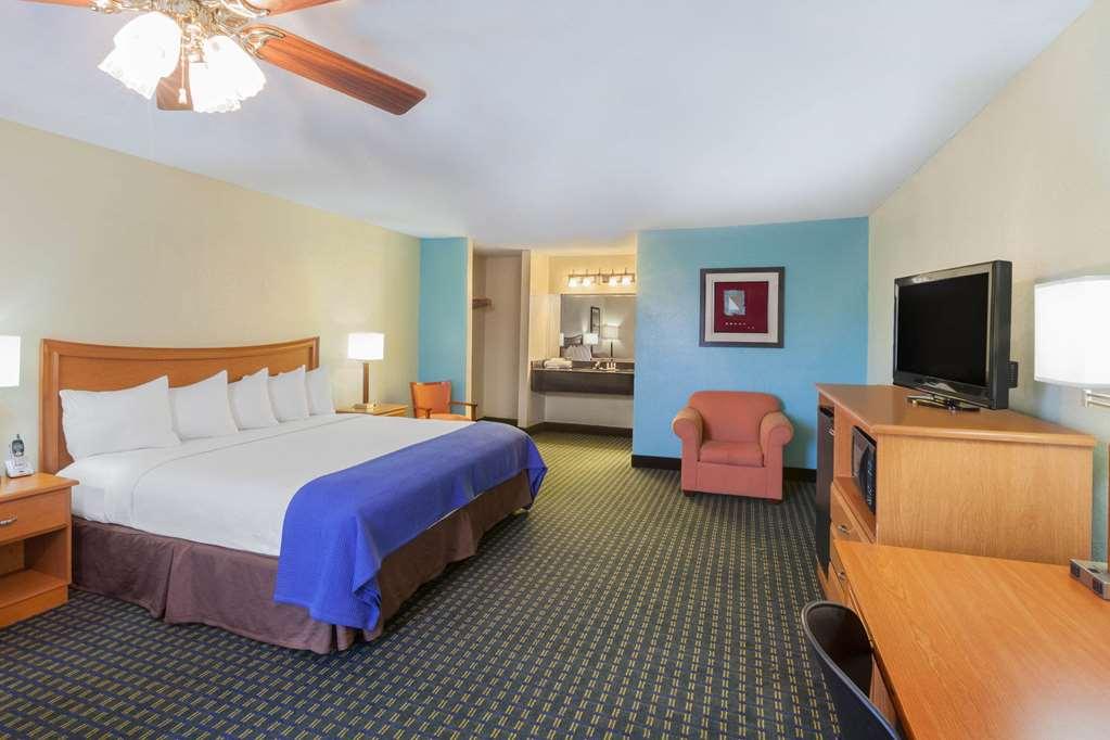 Travelodge By Wyndham Natchitoches Room photo